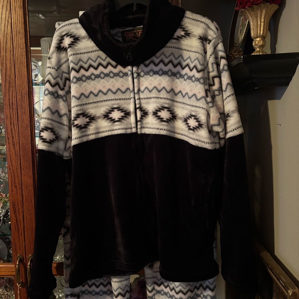 Trail Crest Women’s Black and White Patterned Zip Up Jacket and Pants Set | XL
